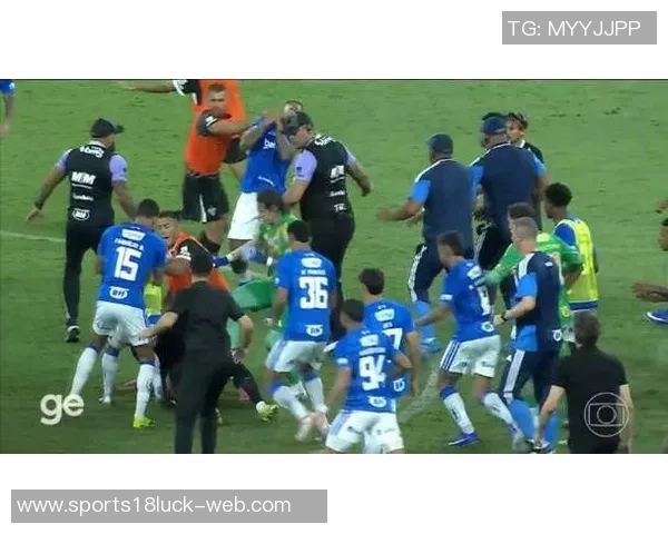 克鲁塞罗门将卡西奥遭队友膝盖撞击意外休克紧急被换下